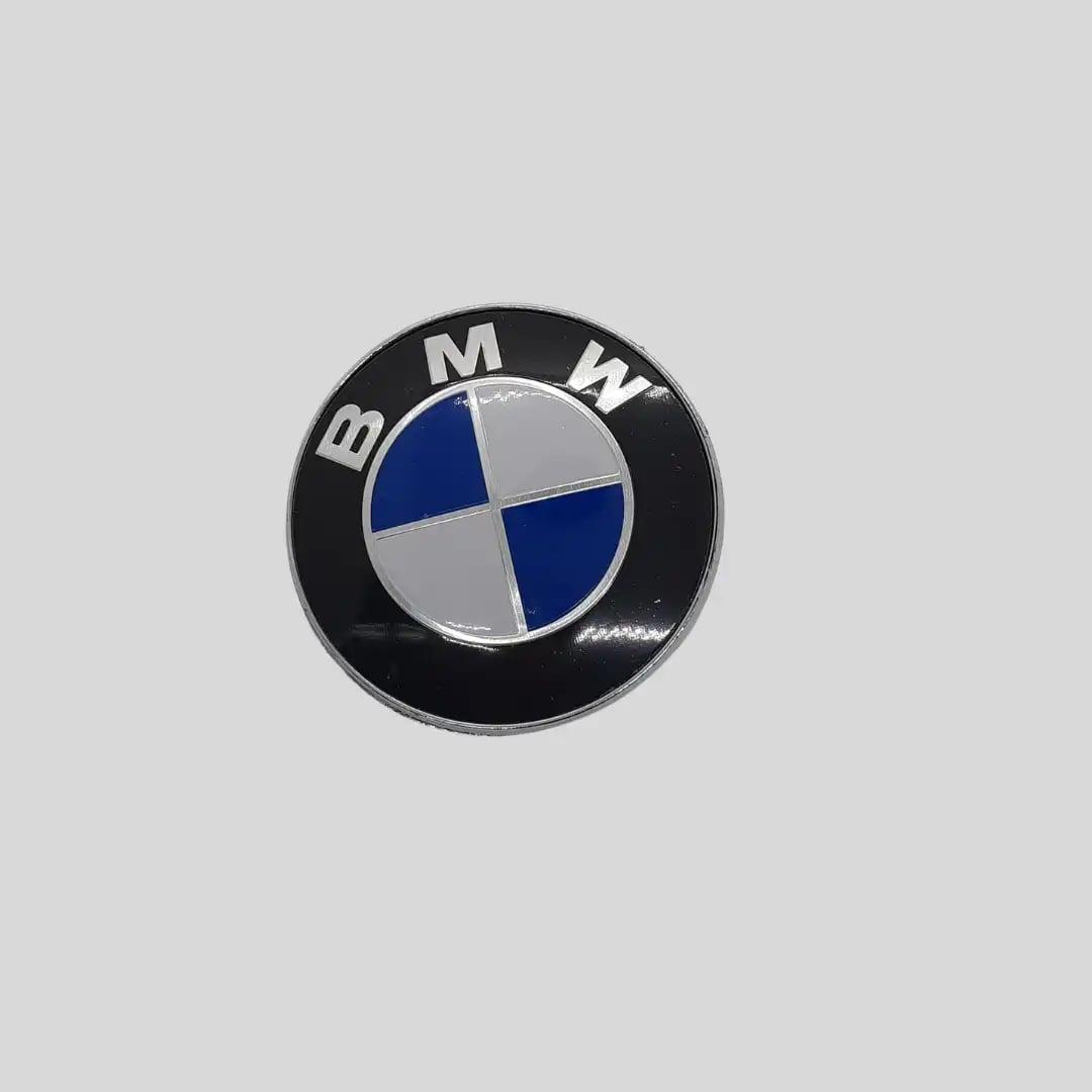 Znak na haubi BMW